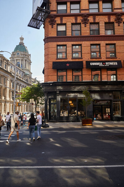 НЬЮ-ЙОРК, США - 26 ноября 2022 года: магазин домашнего декора Jadore clic и фитнес-центр Cordell в Сохо