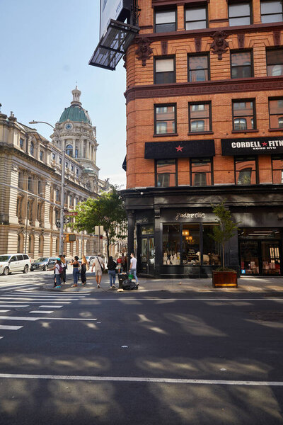 НЬЮ-ЙОРК, США - 26 ноября 2022 года: бутик домашнего декора Jadore Clic и фитнес-центр Cordell