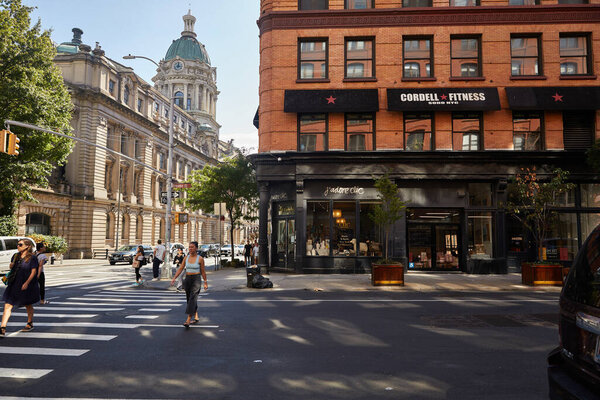 НЬЮ-ЙОРК, США - 26 НОЯБРЯ 2022 года: Soho, Jador clic home decor shop and cordell fitness center