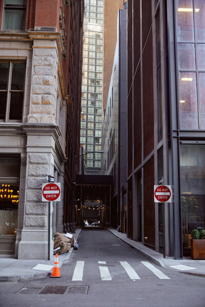 не входить дорожные знаки между современными зданиями на городской улице в городе Нью-Йорк, уличный пейзаж
