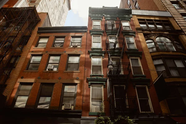 Zabytkowy Dom Czerwonej Cegły Schody Ewakuacyjne Centrum Nowego Jorku Architektura — Zdjęcie stockowe