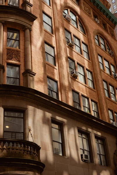 Zabytkowy Kamienny Budynek Balustradą Balkonie Centrum Nowego Jorku Architektura Miejska — Zdjęcie stockowe