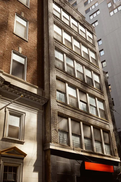 Nowoczesne Zabytkowe Budynki Przy Ulicy Miejskiej Nowym Jorku Kreatywna Symbioza — Zdjęcie stockowe