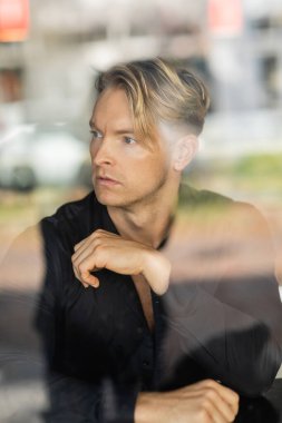 Şık giyinmiş yakışıklı sarışın bir adam, tefekkür anında yakalandı.