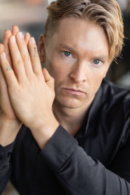 Şık giyinmiş yakışıklı sarışın bir adam Orlando, Florida 'da bir sokakta hayal kuruyor..