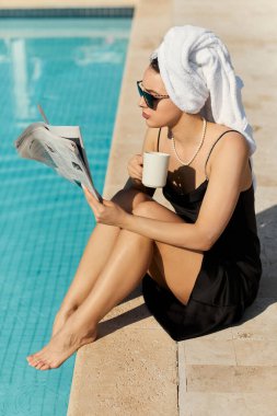 Miami havuz kenarında şık bir kadın, siyah elbiseli, güneş gözlüklü, kahvesini yudumlayan, dergi okuyan..
