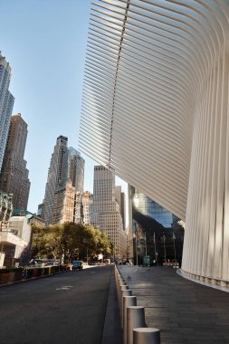 New York 'ta arka planda Oculus olan boş bir cadde..