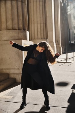 Genç bir kadın New York sokaklarında dans ediyor. Hareketleri özgür ruhunun bir kanıtı..