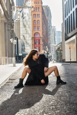 Siyah ceketli genç bir kadın New York sokaklarında dans ediyor..