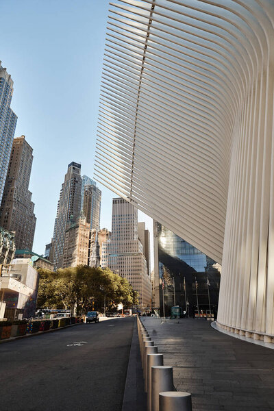 Пустая улица в Нью-Йорке с Окулусом на заднем плане.
