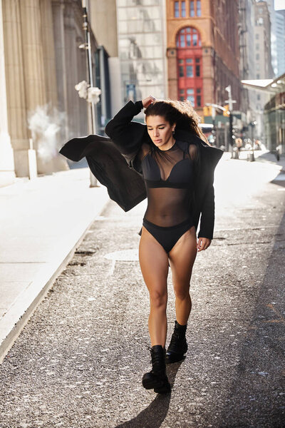 Женщина танцует на улицах Нью-Йорка.