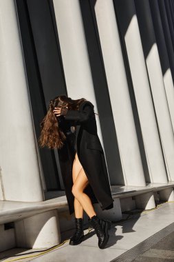 Siyah paltolu bir kadın New York sokaklarında dans ediyor..