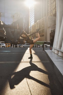Genç bir kadın sabah vakti New York sokaklarında dans ediyor..