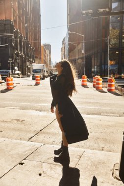 New York 'un sokaklarında dans eden genç bir kadın, sıcak gün ışığında yıkanır..