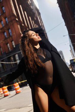 Genç bir kadın New York sokaklarında dans ediyor, enerjisi güneşin altında yayılıyor..