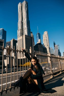 Genç bir kadın New York 'ta bir sokakta dans ediyor..