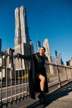 Genç bir kadın New York sokaklarında dans ediyor..