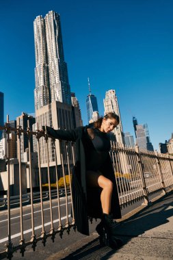 Siyah elbiseli genç bir kadın New York sokaklarında dans ediyor..