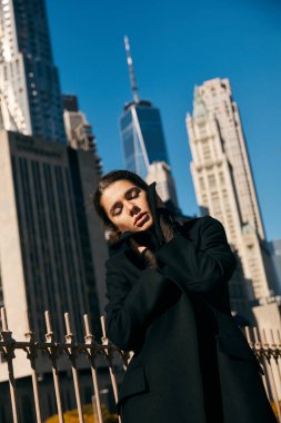 New York 'ta genç bir kadın şehirde huzuru buldu..