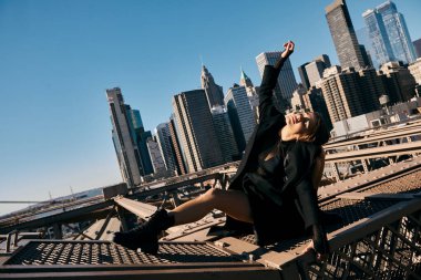 Genç bir kadın New York 'ta bir köprüde dans ediyor..