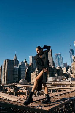 Genç bir kadın New York 'ta bir köprüde dans ediyor..