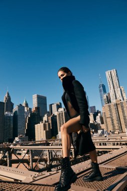 Genç bir kadın New York 'taki Brooklyn Köprüsü' nde dans ediyor..