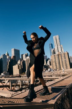 Genç bir kadın New York 'taki Brooklyn Köprüsü' nde dans ediyor..