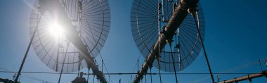 Parlak mavi gökyüzüne karşı iki büyük anten.