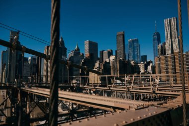 Brooklyn Köprüsü 'nün manzarası New York şehrinin ufuk çizgisine bakıyor..