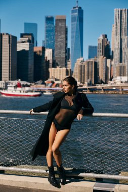 New York City rıhtımında dans eden genç bir kadın. Arkaplanı ikonik gökyüzü..