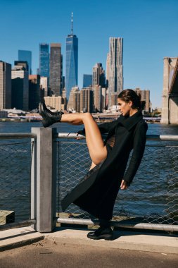 New York 'ta bir sokakta dans eden genç bir kadın. Arka planda ikonik bir siluet var..