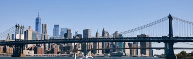 Manhattan Köprüsü ve New York şehrinin ufuk çizgisi.