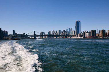 Sudan bir köprü de dahil olmak üzere New York şehrinin ufuk çizgisi..