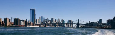 Brooklyn Köprüsü 'nün ve New York şehrinin doğu nehrinden görünen manzarası..