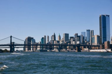 New York şehrinin ufuk çizgisi Doğu Nehri 'nden ön planda bir köprüyle görüldü..