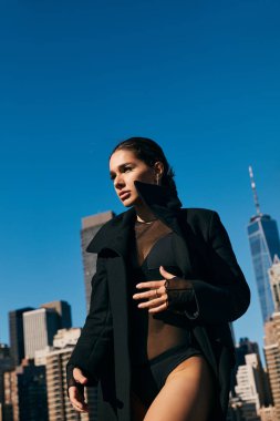 New York sokaklarında dans eden genç bir kadın, sıcak bir öğleden sonra güneşinde yıkanır..