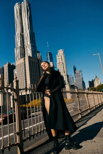 Genç bir kadın New York sokaklarında dans ediyor..