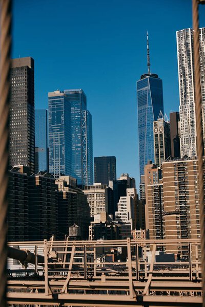 Вид на горизонт Нью-Йорка, снятый через металлическую раму моста.