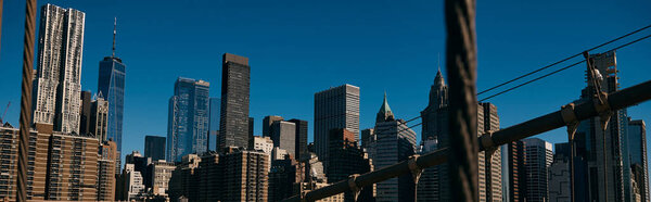 Вид на Манхэттен, запечатленный через кабели моста.