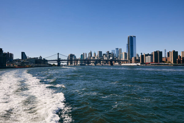 Вид на горизонт Нью-Йорка, включая мост, с воды.