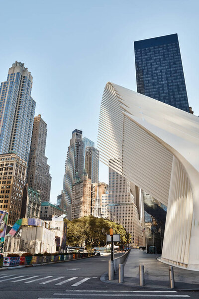 Oculus, современное архитектурное чудо, стоит высоко в центре Нью-Йорка.