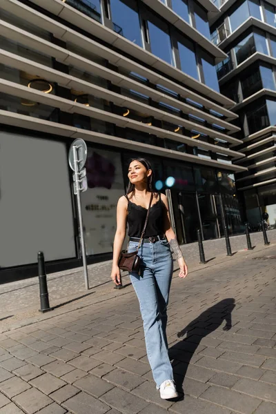 Viajante feliz andando na rua urbana com luz solar em Praga — Fotografia de Stock
