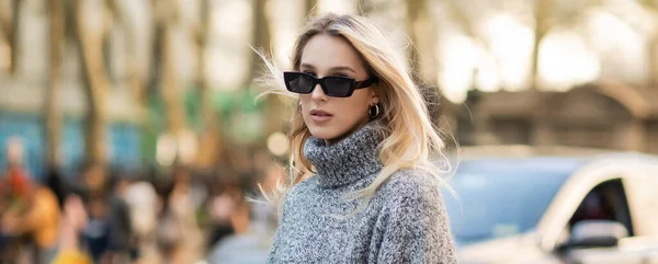 Donna alla moda in maglione grigio e occhiali da sole sulla strada di New York, banner — Foto stock