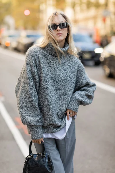 Elegante donna in occhiali da sole e vestito grigio con borsetta a New York — Foto stock