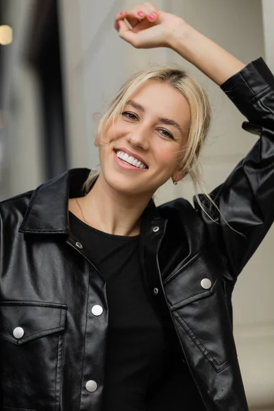 Retrato de alegre jovem mulher em jaqueta de camisa de couro sorrindo na rua em Miami — Fotografia de Stock