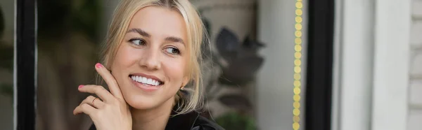 Fröhliche junge Frau mit blonden Haaren, die draußen lächelt, Banner — Stockfoto