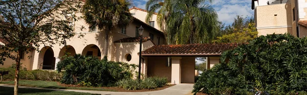 Palmiers près de luxueuse maison de style méditerranéen à Miami, bannière — Photo de stock