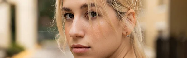 Portrait de jeune femme blonde regardant la caméra à l'extérieur, bannière — Photo de stock