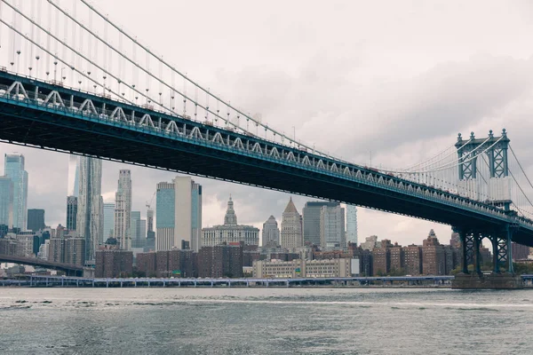 Modern skyscrapers and Manhattan bridge above Hudson river in New York City — Fotografia de Stock