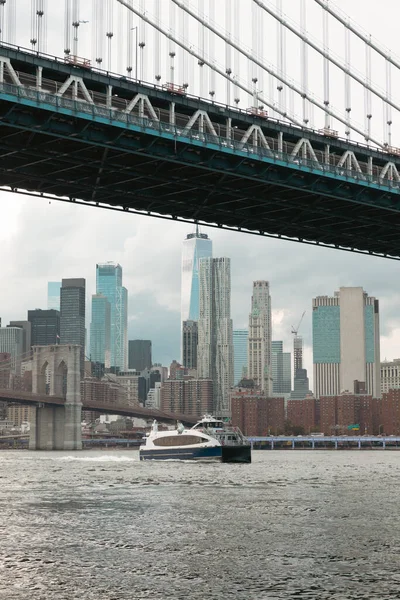 Yacht on Hudson river near Manhattan and Brooklyn bridges and scenic view of New York City skyscrapers — Stock Photo